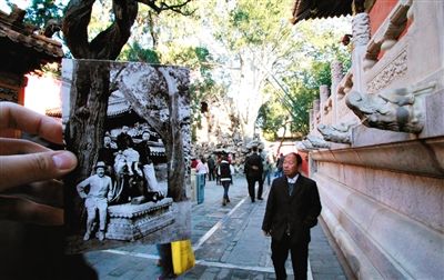1923年溥儀、溥杰、潤麒和莊士敦在御花園；