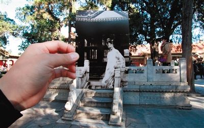 故宮曬穿越圖，通過館藏舊照與現實景物的拼合，再現清宮人物“穿越照”。御花園禊賞亭前的婉容。圖《紫禁城》雜志 任超 攝