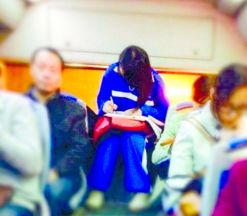 美女公交做作業走紅2