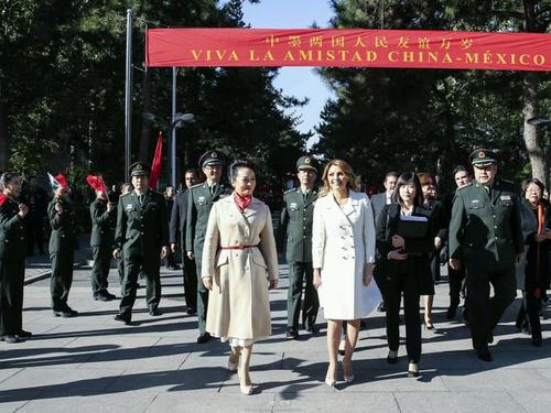 13日上午，彭麗媛邀請(qǐng)墨西哥總統(tǒng)夫人里韋拉來到解放軍藝術(shù)學(xué)院參觀。