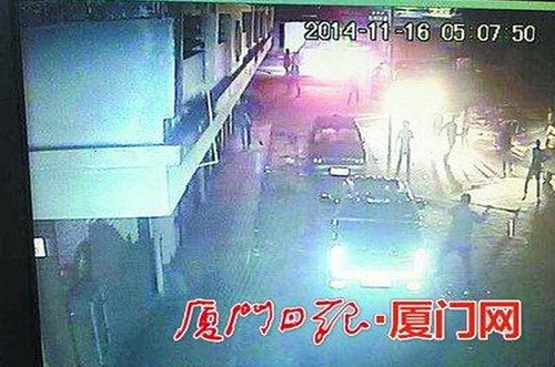 眾多男子手持水管焊刀，打砸接親車輛。監(jiān)控截圖