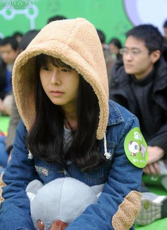 11月18日，首屆全國“發呆大賽”首站在成都寬窄巷子舉行。本次“發呆大賽”參賽者達200名。這場堪稱史上最大規模的“瓜起大賽”讓參賽的200人同時發呆，眾多參賽者在20個考拉寶貝的“圍堵”下，坐在地上，不動不笑，保持放空，期間聽到手機鈴聲響起也不能接，十分有趣。