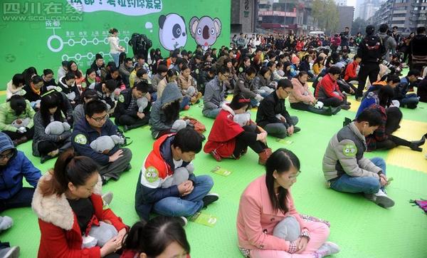 11月18日，首屆全國“發呆大賽”首站在成都寬窄巷子舉行。