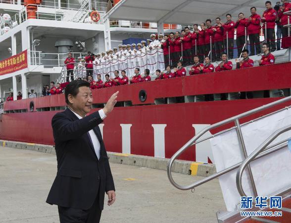 11月18日，正在澳大利亞塔斯馬尼亞州首府霍巴特訪問的中國國家主席習近平在澳大利亞總理阿博特陪同下參觀南極科考項目并慰問兩國科考人員。這是習近平在霍巴特港看望正在這里補給的“雪龍”號全體科考人員。新華社記者李學仁攝