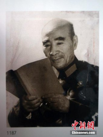 11月19日，北京華辰秋季拍賣會展出江青1971年為林彪拍攝的罕見照片《孜孜不倦》。江青當(dāng)時為了避免臉部陰影，讓林彪未戴軍帽。此照片同年八月發(fā)表了彩色版。賈國榮 攝