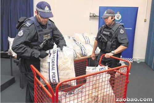 澳洲聯(lián)邦警察破獲近3噸的搖頭丸和冰毒，警員在處理這一袋袋的毒品時(shí)必須出動(dòng)推車才能運(yùn)送。