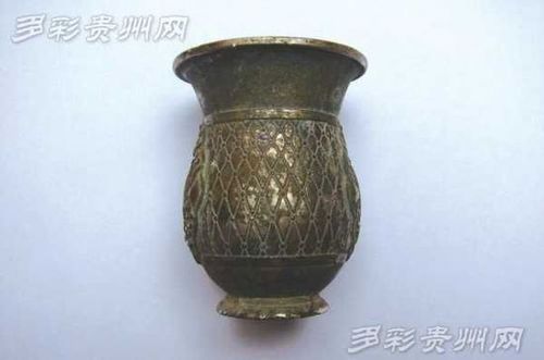 酒杯兩側鑄有“耳環花”圖案。