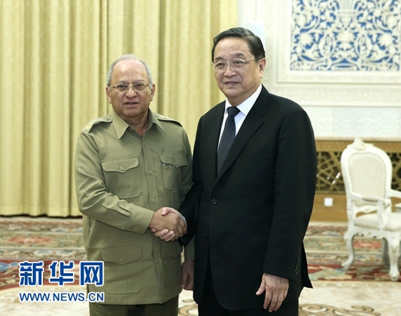 12月11日，中共中央政治局常委、全國政協主席俞正聲在北京會見古巴共產黨中央政治局委員、革命武裝力量部部長辛特拉。 新華社記者 龐興雷攝