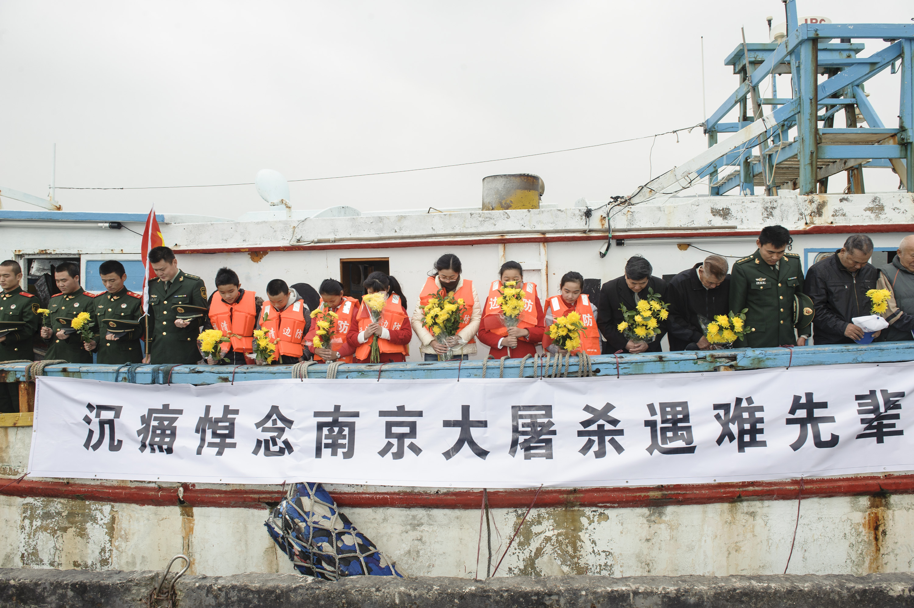 <a target='_blank' href='/c/2014-12-12/418014.shtml'>12月12日，在福建福清南青嶼臺輪停泊點的臺輪上，兩岸同胞共祭南京大屠殺遇難者。</a>
