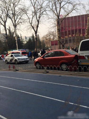 救護車到達事發現場。目前，衛生部門全力對受傷人員開展搶救工作，調查工作進一步開展中。