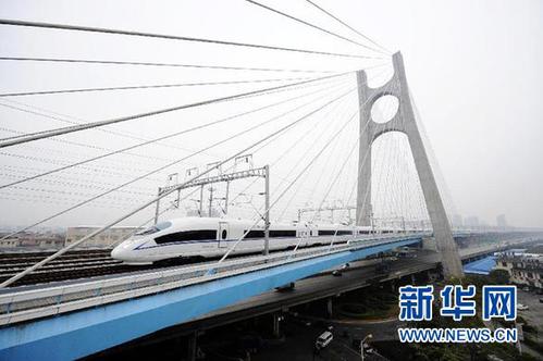 26日，中國三條重要高鐵干線——蘭新高鐵、貴廣鐵路和南廣鐵路開通運營。