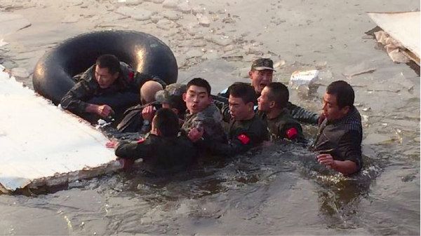 解放軍戰士冰湖爬冰救人4