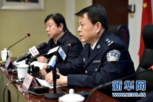 太原市公安局長汪凡（右）在“12·13”案件新聞發布會上（1月2日攝）。 新華社記者 詹彥 攝