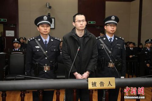 1月8日，上海高院二審宣判備受關(guān)注的“復(fù)旦投毒案”。在經(jīng)過半個多小時的宣讀后，法院最后裁決駁回上訴，維持原判，根據(jù)刑事訴訟法的規(guī)定，對林森浩的死刑判決將依法報請最高法院核準(zhǔn)。 中新社發(fā) 孟招祥 攝