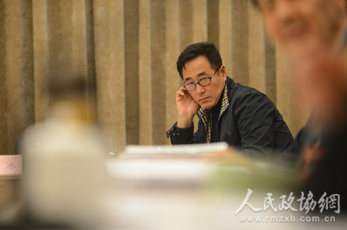 楊立新委員在小組會上認(rèn)真聽會_副本 楊立新委員在小組會上認(rèn)真聽會_副本