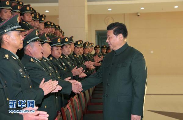 1月21日，中共中央總書記、國(guó)家主席、中央軍委主席習(xí)近平視察駐昆明部隊(duì)。這是習(xí)近平接見第14集團(tuán)軍機(jī)關(guān)及所屬駐昆部隊(duì)團(tuán)以上領(lǐng)導(dǎo)干部。新華社記者 李剛 攝