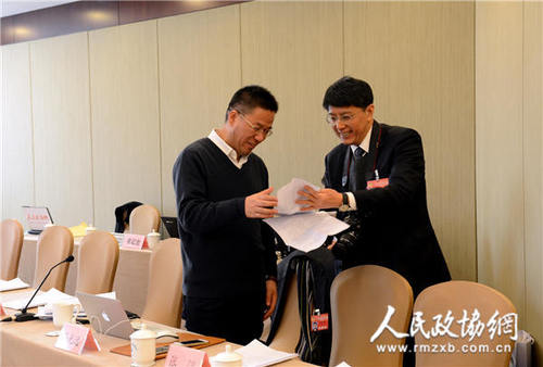 1月23日下午,在政協(xié)北京市第十二屆委員會(huì)第三次會(huì)議小組會(huì)開(kāi)始前,馬光遠(yuǎn)(左)委員與朱良(右)委員提前到場(chǎng)商議提案.齊波攝_副本