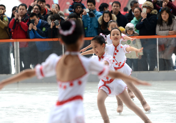 1月24日,“鳥巢歡樂冰雪季”在國家體育場“鳥巢”正式開啟，為申辦2022年冬奧會助力。游客們可以在“鳥巢歡樂冰雪季”體驗(yàn)冰雪運(yùn)動的樂趣。本報記者 齊波 攝