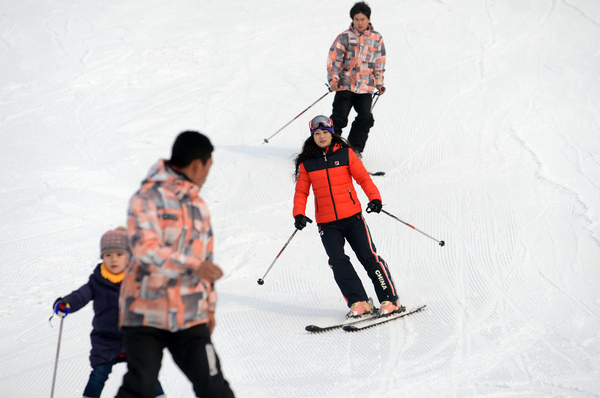 1月24日,“鳥巢歡樂冰雪季”在國家體育場“鳥巢”正式開啟，為申辦2022年冬奧會助力。游客們可以在“鳥巢歡樂冰雪季”體驗(yàn)冰雪運(yùn)動的樂趣。圖為自由式滑雪項目世界杯冠軍李妮娜和滑雪愛好者同場競技。本報記者 齊波 攝