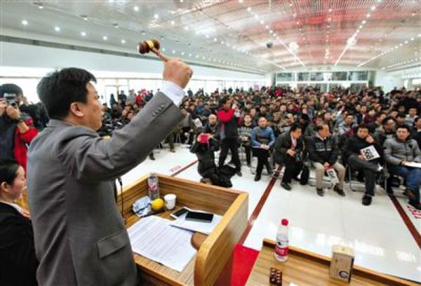 叫價 昨日，中央和國家機關公車改革取消車輛首場拍賣會在京舉行，拍賣師劉京武正在叫價。