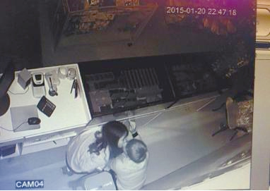 情侶小偷夜闖首飾店盜竊得手后現場熱吻2