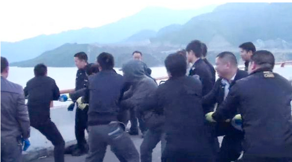 富豪被關進鐵籠沉入湖底-千萬贖金難換一命5