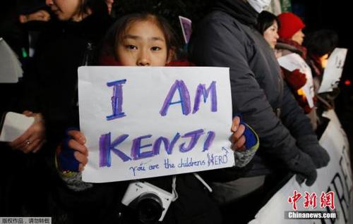 當(dāng)?shù)貢r(shí)間2015年1月28日，日本東京，民眾在安倍府邸外燭光守夜，聲援后藤健二(Kenji Goto)。