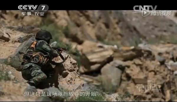 武警官兵向暴恐分子發(fā)起政治攻勢，勸其投降。