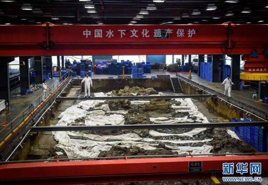 　在廣東陽江“南海一號”博物館，考古工作者每天都要定時(shí)向沉船船體木質(zhì)結(jié)構(gòu)噴灑特制藥水加以保護(hù)。從考古學(xué)角度來看，對沉船船體的研究意義甚至大于船上的這些南宋瓷器。