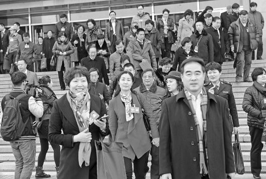 1月31日,省政協十一屆三次會議閉幕后,政協委員走出會場。 本報記者 周青先 攝