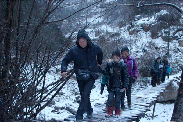 陜西22名學生每天往返8公里求學-冰天雪地爬山過河9