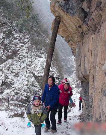 陜西22名學生每天往返8公里求學-冰天雪地爬山過河7