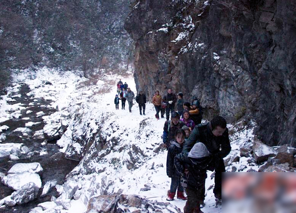 陜西22名學生每天往返8公里求學-冰天雪地爬山過河6