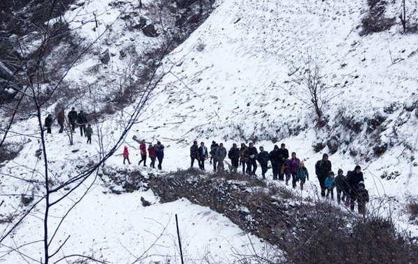 陜西22名學生每天往返8公里求學-冰天雪地爬山過河5