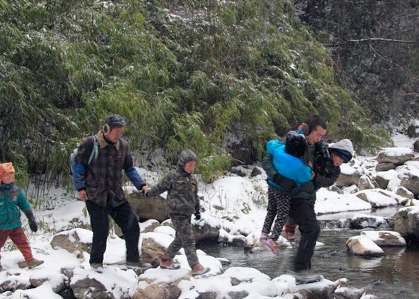 陜西22名學生每天往返8公里求學-冰天雪地爬山過河4