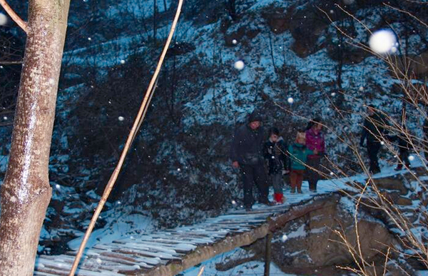 陜西22名學生每天往返8公里求學-冰天雪地爬山過河3