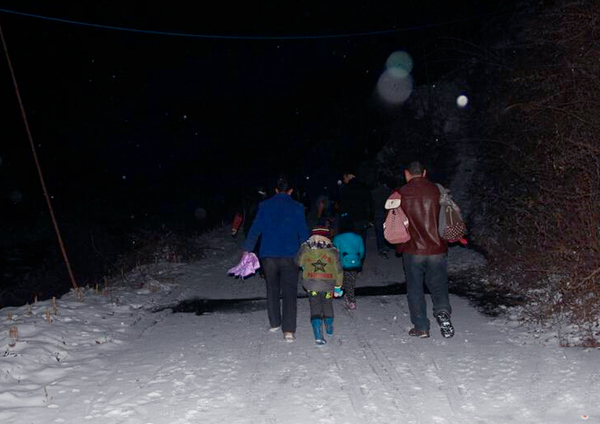 陜西22名學生每天往返8公里求學-冰天雪地爬山過河2