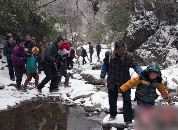 陜西22名學生每天往返8公里求學-冰天雪地爬山過河8