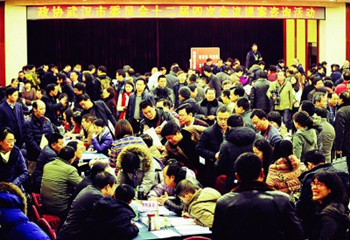 昨日，市政協舉行提案咨詢活動，數百名市政協委員與20個政府職能部門負責人面對面交流，問計民生。本版攝影 記者陳亮_副本