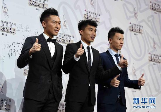 2月1日，中國國家男子足球隊隊員鄭智（中）、吳曦（左）、孫可在頒獎典禮紅毯儀式上合影。當日，“2014CCTV體壇風云人物年度評選”頒獎典禮在京舉行。 新華社記者公磊攝