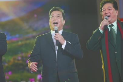文聯春晚上，李雙江與楊洪基等藝術家合唱《誰不說俺家鄉好》，宣告復出歌壇。