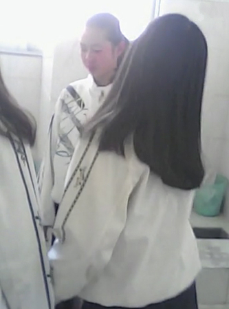 女孩被同學輪流打50多個耳光-不敢反抗4