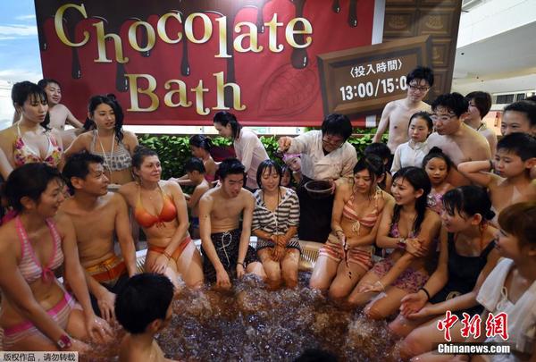 當?shù)貢r間2015年2月8日，日本神奈川縣西南部的旅游勝推出巧克力溫泉迎接情人節(jié)，游人樂享巧克力浴。1