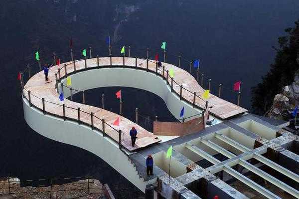 2月11日，重慶云陽龍缸景區(qū)懸挑玻璃景觀廊橋最后一塊玻璃頂推成功，被譽為世界第一懸挑玻璃景觀廊橋正式建成，比舉世聞名的美國科羅拉多大峽谷玻璃廊橋懸挑還長5米多，將成為重慶旅游一大亮點，預(yù)計今年5月對外開放。圖為廊橋推舉成功。
