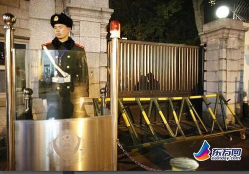 　據(jù)悉，肇事車上僅司機劉某一人，已被警方帶走調(diào)查，其沖撞美領(lǐng)館大門原因目前不詳，警方稱其欲強行闖入。