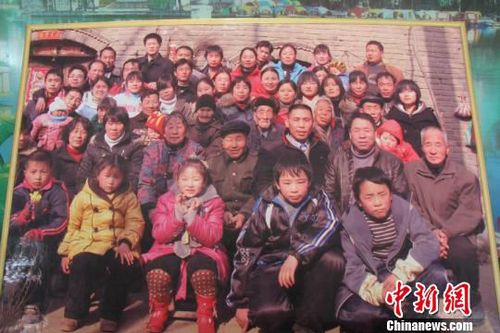平木虎與張新妞的大家庭合影。　朱清　攝