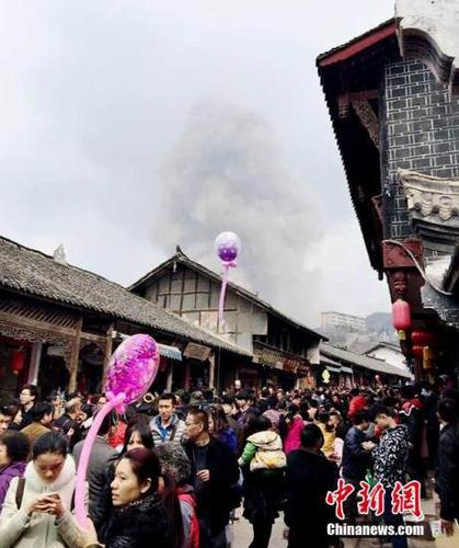爆炸導致洛帶古鎮(zhèn)附近的天空中騰起了巨大的”云團“。鐘欣 攝