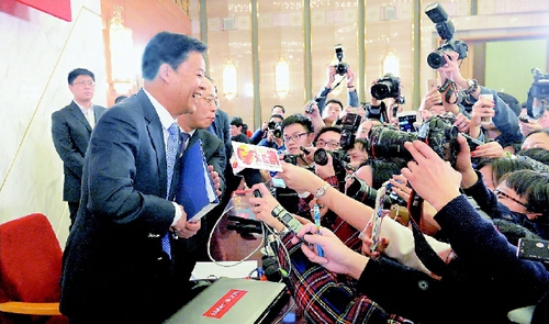 3月2日，全國政協十二屆三次會議在人民大會堂一樓新聞發布廳召開新聞發布會。圖為發言人呂新華笑答記者問。    本報記者  賈寧  攝