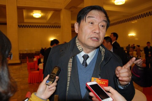 全國政協委員王興東在接受記者采訪