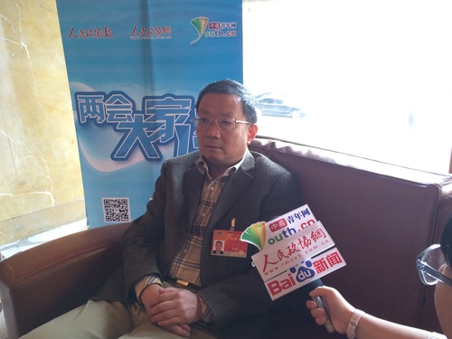 全國(guó)政協(xié)委員、杭州師范大學(xué)校長(zhǎng)杜衛(wèi)接受記者采訪。 周圍圍 攝